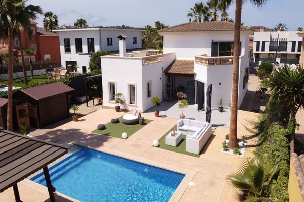 Traumhafte Villa mit Ferienvermietlizenz in Las Palmeras mit Poolaus-las-palmeras-pool-mallorca-mieten01