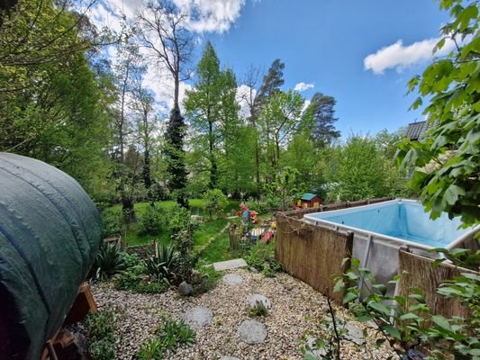 Pool mit Blick in den hinteren Garten