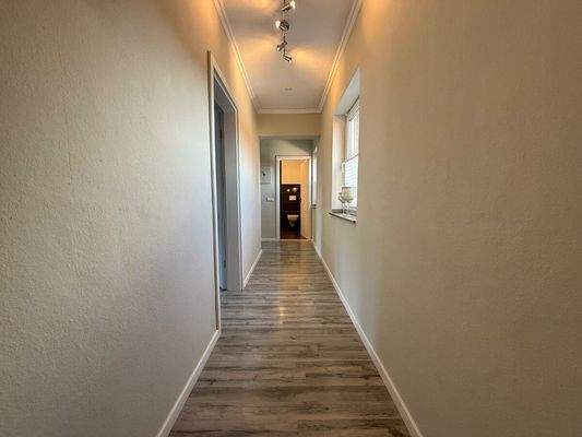 Langer Flur mit Fenster