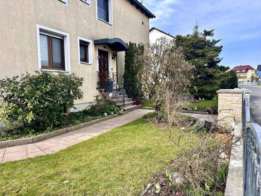 Vorgarten und Hauseingang