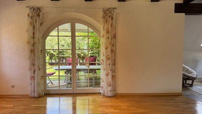 Wohnzimmer mit Zugang zur Terrasse