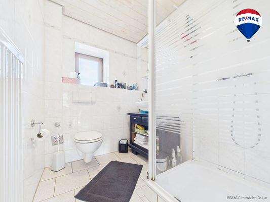 REMAX Immobilien DeLux Einfamilienhau Badezimmer Mandelbachtal Mark Borowicz