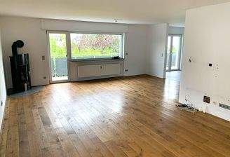 Offener Wohn- und Essbereich mit Holzofenkamin