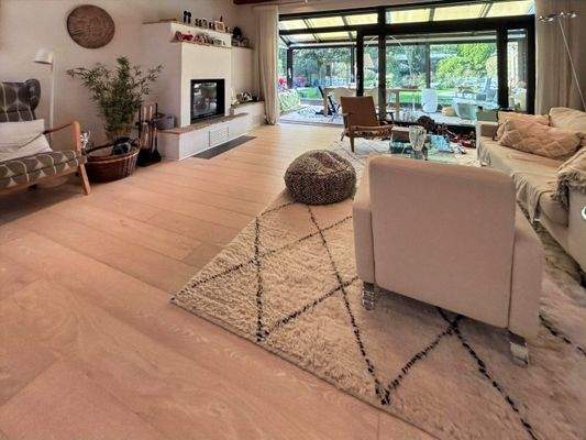 Wohnzimmer mit Kamin