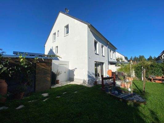 Haus mit Garage und Gartenhaus.jpg