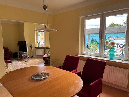 Wohnzimmer - Blickrichtung Erker.jpg