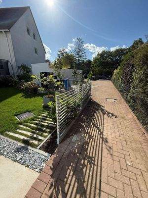 Weg zum Garten durch einfahrt