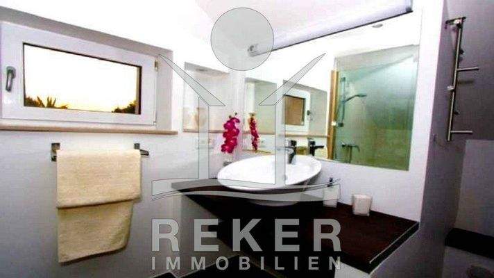 Auch im hochwertigen Bad sind die Platzverhältnisse mehr als ausreichend. Es bietet jeden Komfort.