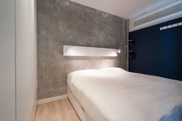 Schlafraum mit Bett.jpg