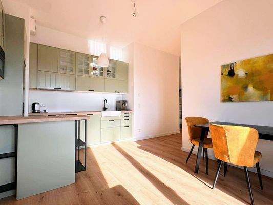 Wohnzimmer mit offener Küche