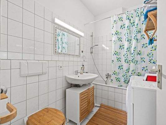 Bad mit Duschwanne im Galeriebereich