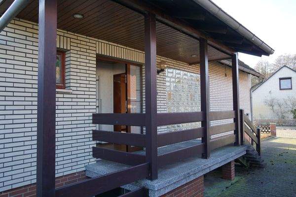 überdachter Eingangsbereich und Außentreppe zum Keller Beschreibung