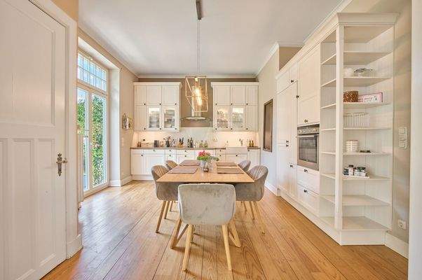 geräumige Wohnküche im Landhausstil