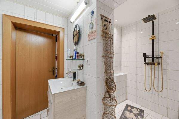 Badezimmer mit Großer Dusche im EG