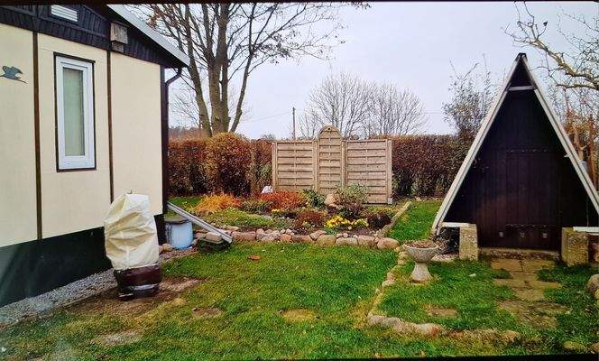 Garten mit Geräteschuppen