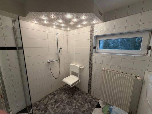 Badezimmer im Untergeschoss