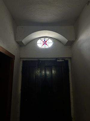 Tür mit Buntglasfenster 