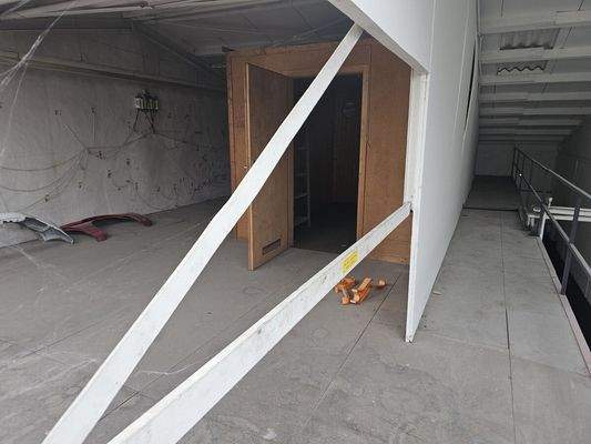 Empore Halle über Büro