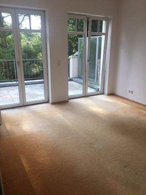 Wohnzimmer mit Balkon