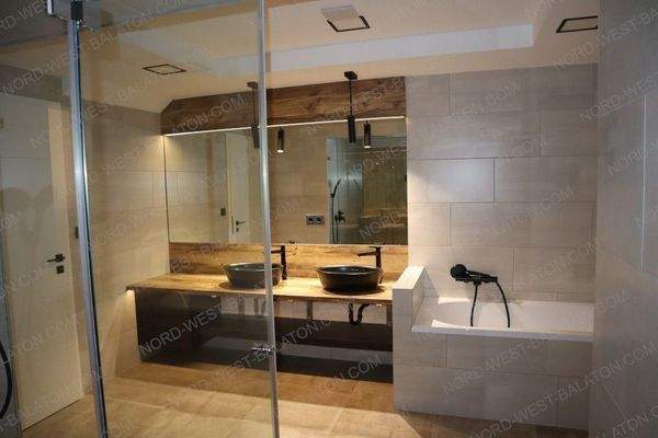 Blick von der Sauna ins Bad