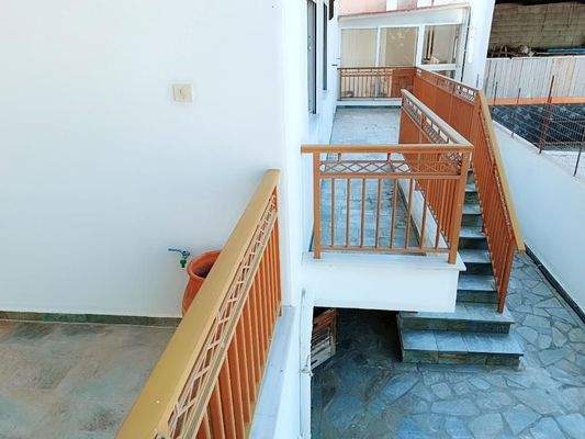 Kreta, Vryses: Wohngebäude mit Pool und Bergblick zu verkaufen – Ideale Investition im Apokoronas!