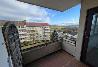 kleiner überdachter Balkon am Kinderzimmer mit Fernblick