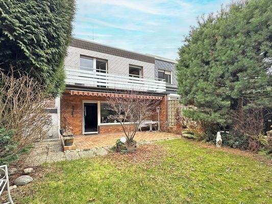 Rückansicht mit Terrasse und Balkon