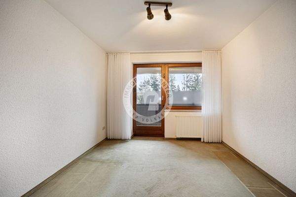 Der Blick in das Kinderzimmer mit Zugang zum Balkon