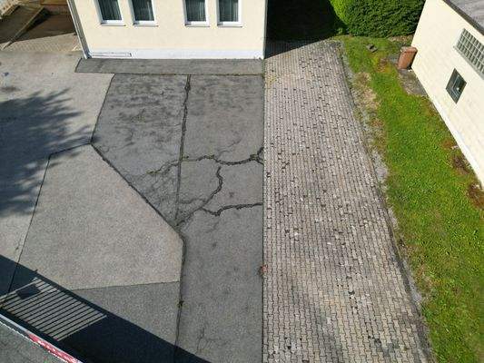 Parkplätze auf dem Gelände