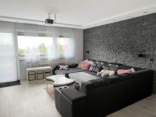 Exklusiv renovierte 4ZKB mit Balkon &amp; PKW- Stellpl