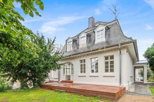 Außenansicht mit Terrasse und Garten