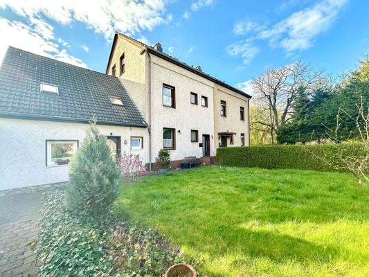 Vorderansicht Doppelhaushälfte mit Anbau