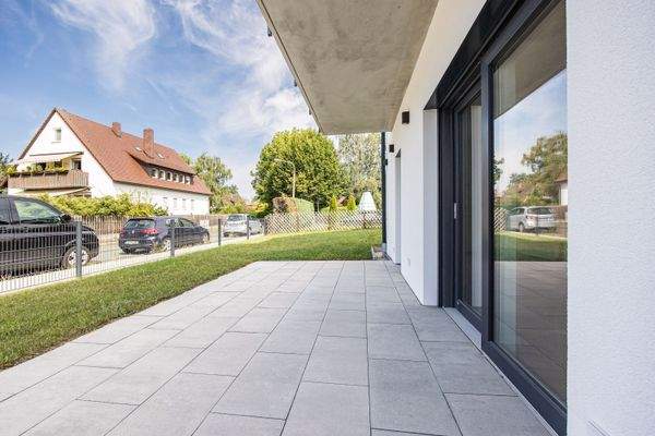 Terrasse in Westausrichtung mit großzügigem Gartenanteil