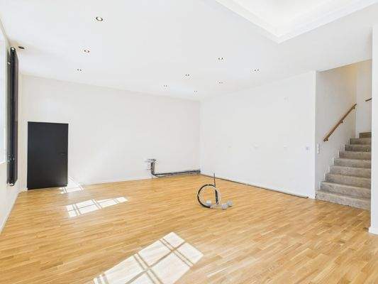 Küche mit Zugang zum Keller