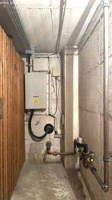 Hausanschlüsse für Strom, Tel. u. Wasser