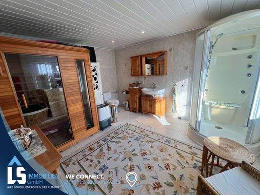 Badezimmer mit Infrarotkabine