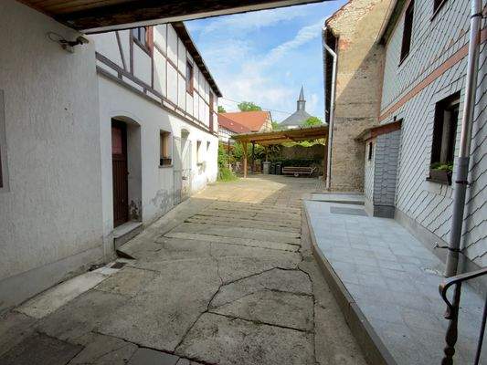 Blick in den Innenhof zum Carport