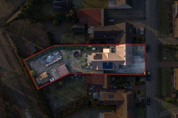 wie auch eine Vogelperspektive der Immobilie