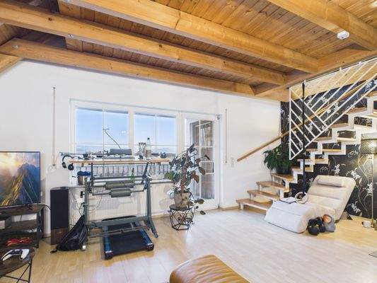 Wohnen mit Zugang zur Loggia und Treppe in den Spitzboden - DG