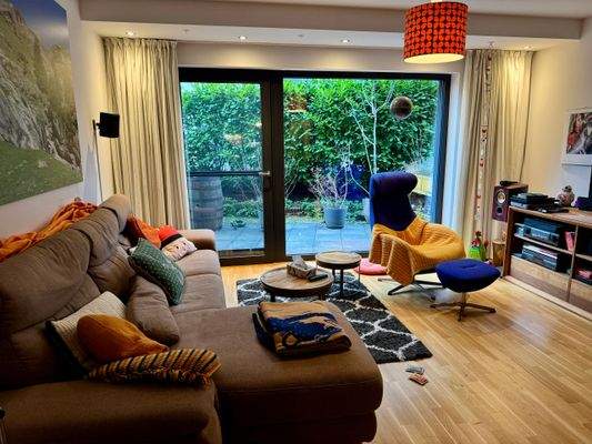 Wohnzimmer mit Zugang Terrasse.jpg