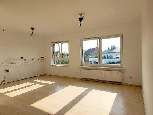 lichtverwöhnte Küche mit großem Essbereich