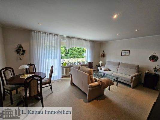 Wohn- und Esszimmer mit Zugang zum Balkon