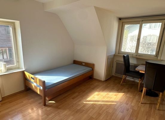 Bett mit Esstisch