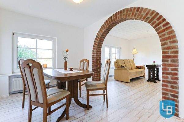 mit Steinrundbogen ins Esszimmer