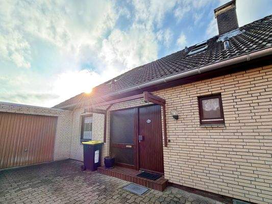 Haustür mit Überdachung.jpeg