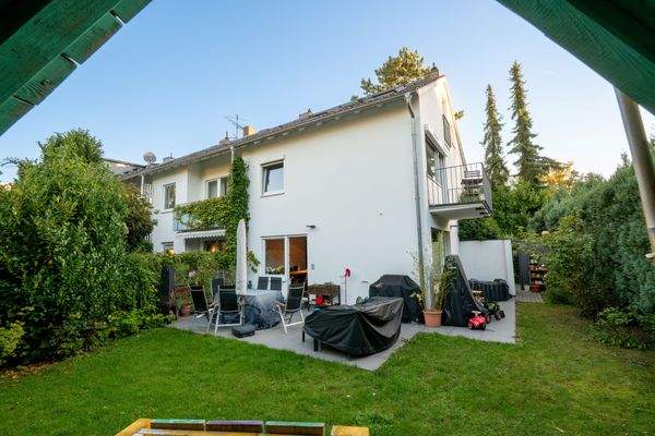 Rückansicht mit großzügigem Garten und zwei Terrassen 