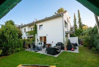 Rückansicht mit großzügigem Garten und zwei Terrassen 