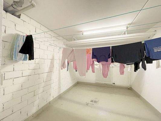 Großer heller sauberer Trockenraum