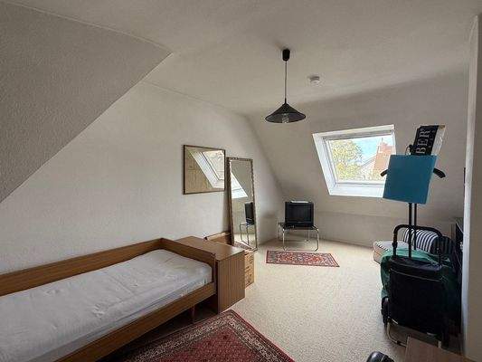 Großes, helles Zimmer unter dem Dach