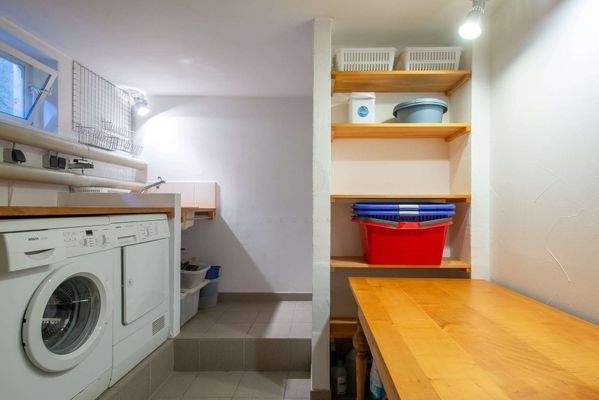 Waschraum und Duschbereich im Keller